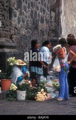 Frauen verkaufen Blumen und produzieren in Xochimilco, Mexiko-Stadt, Mexiko Stockfoto