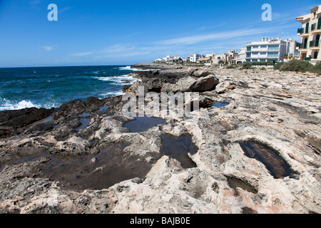 Felsige Küste und Hotels Colonia de Sant Jordi Mallorca Spanien Stockfoto