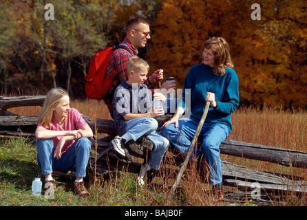 Vierköpfige Familie mit zwei Kindern pause während einer Wanderung im Herbst am Pipestem Resort State Park West Virginia, USA Stockfoto