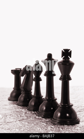 Reihe von schwarzen Schachfiguren mit Textfreiraum Stockfoto