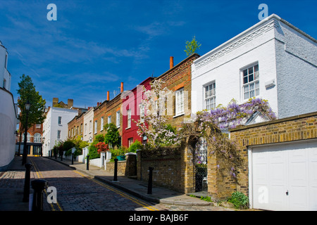 Frühling in Hampstead Dorf, Zeile terrassenförmig angelegten Häuser, Haus, Häuser im malerischen gepflasterten Rücken Lane Stockfoto