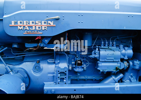 Seitenansicht des Dieselmotors von einem blauen Traktor Fordson Major Stockfoto