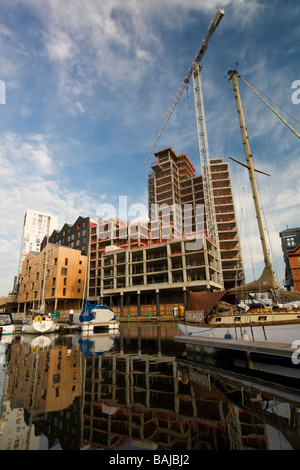 Yachten ankern in Ipswich Marina mit neuen Luxus-Mehrfamilienhäuser gebaut im Hintergrund Stockfoto