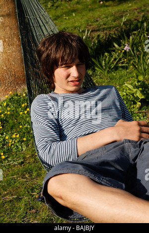 Teenager in der Hängematte liegend Stockfoto