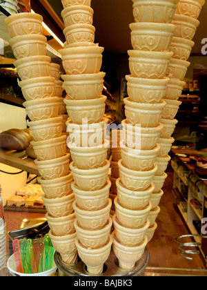 Stapel von Otto-Eiscreme-Kegel Stockfoto