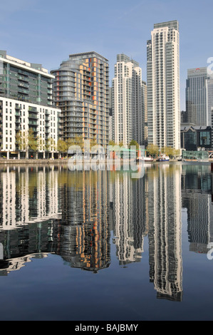 East London Docklands Waterside Hochhaus Wohnungen Entwicklung Reflexionen Millwall Docks Canary Wharf Citi Bank Büro Turm Block dahinter VEREINIGTES KÖNIGREICH Stockfoto