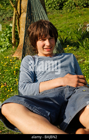 Teenager in der Hängematte liegend Stockfoto