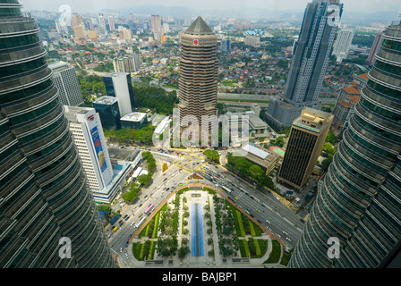 Blick von Petronas Twin Towers Skybridge PTT Gärten und Kuala Lumpur Stadt Stockfoto