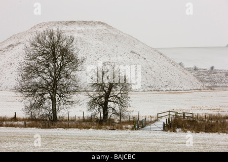 Silbury Hill, eine geheimnisvolle und uralte neolithischen Denkmal Stockfoto