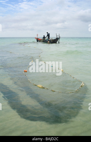 Fischer fangen Fische in Ufernähe mit Netzen. Stockfoto