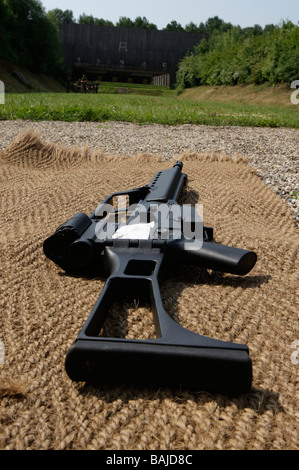 Sturmgewehr Heckler & Koch G36 Gewehr liegend auf dem Boden auf einem Schießstand. Stockfoto