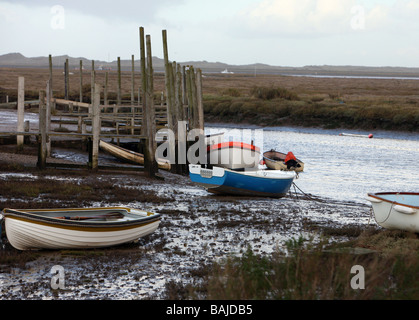 Wasserstraßen in der Nähe von Blakeney Punkt in Norfolk England mit Booten und schöne Aussicht Stockfoto