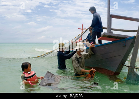 Fischer fangen Fische in Ufernähe mit Netzen. Stockfoto