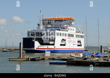 Isle Of Wight IOW ferry Wight Himmel auf Lymington Fluß nähert sich Wightlink Fähren-terminal in Lymington Hampshire UK Stockfoto