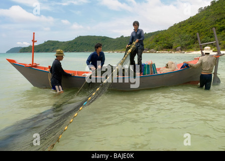 Fischer fangen Fische in Ufernähe mit Netzen. Stockfoto