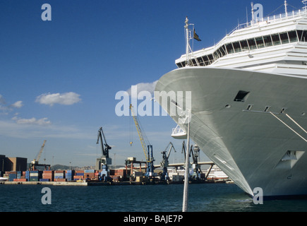 Kreuzfahrtschiff Costa Fortuna in den Hafen von Barcelona Spanien angedockt Stockfoto
