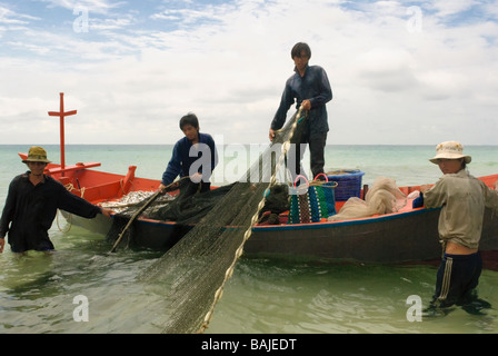 Fischer fangen Fische in Ufernähe mit Netzen. Stockfoto