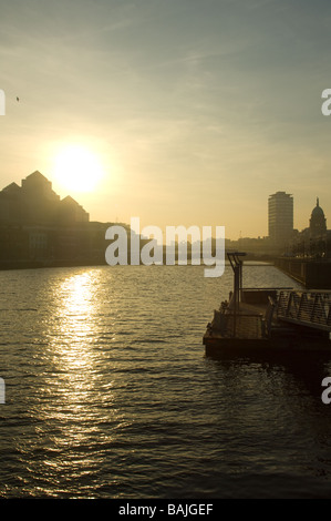 Sonnenuntergang über dem Fluss Liffey von der Millennium Bridge, Dublin, Irland Stockfoto