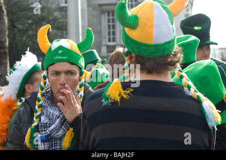 Männer tragen Viking Hüte in Menge am St Parick Tagesparade, Dublin, Irland Stockfoto