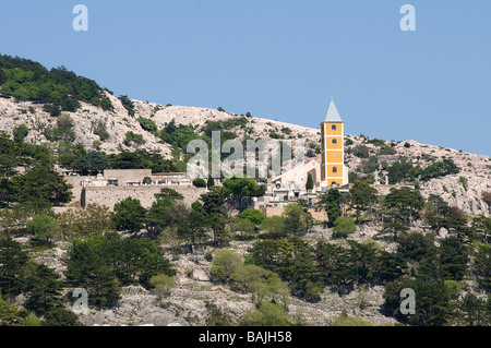 Blick auf die Kirche von Crkva Sveti Ivan in Baska, Insel Krk, Kroatien Stockfoto