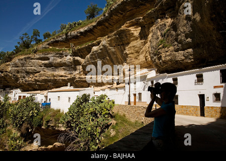 Typische Häuser in Setenil de Las Bodegas weißen Dörfer Sierra de Cadiz Andalusien Spanien Stockfoto