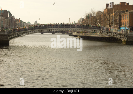 Halben Penny Bridge, Dublin am St. Patricks Day Stockfoto