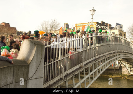 Halben Penny Bridge, Dublin am St. Patricks Day Stockfoto