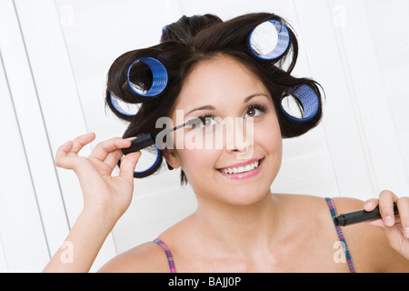 Frau Wimperntusche auftragen Stockfoto