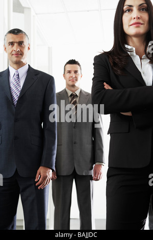 Geschäftsfrau und zwei Geschäftsleute, Porträt Stockfoto