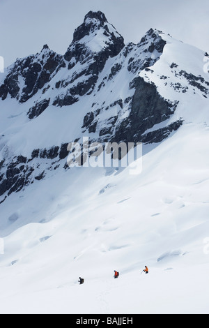 Wanderer unter der Leitung für die fernen Gipfel im Schnee, Rückansicht Stockfoto
