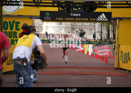 LONDON, APRIL 26, Mikitenko, Irina (Ger), Sieger, Womens Elite Rennen, Flora London-Marathon 2009 Stockfoto