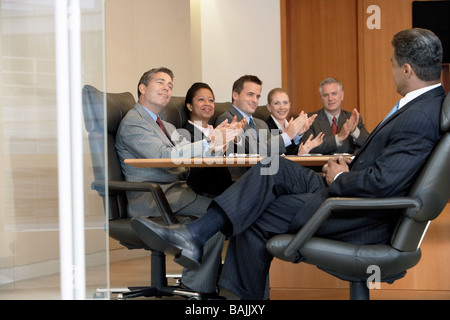 Business-Leute applaudieren Mann im Büro treffen Stockfoto