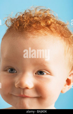 Rothaarige Baby mit gespitzten Lippen Stockfoto