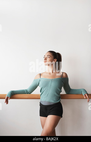 Ballett-Tänzerin entspannen in bar Stockfoto