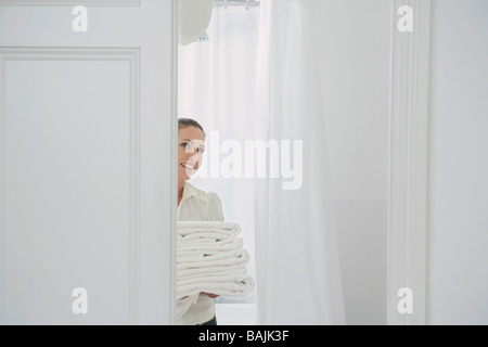 Frau mit gefalteten Wäsche im Haus Stockfoto