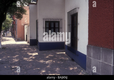 Bunte Häuser in einer Wohnstraße im spanischen kolonialen Stadtteil Coyoacán, Mexiko-Stadt Stockfoto