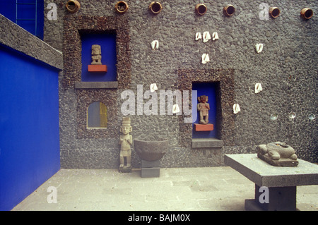 Präkolumbianischer Artefakte im Hof des Museo Casa Frida Kahlo oder Casa Azul in Coyoacán, Mexiko-Stadt Stockfoto