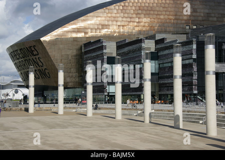 Stadt von Cardiff, Wales. Das Wales Millennium Centre in Cardiff Bay Waterfront mit Roald Dahl Plass im Vordergrund. Stockfoto