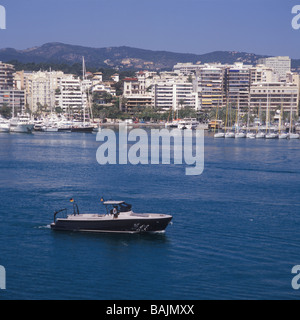 Bluegame BG47 (14,22 m) auf dem Weg für Palma International Boat Show 2009 - vorbei an Paseo Maritimo, Palma De Mallorca Stockfoto