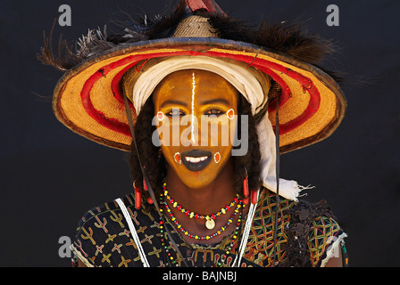 Niger, Gerewol, allgemeine Wiedervereinigung von Westafrika für Wadabee Peuls (Bororo Peul), Porträt der Wodaabe-Bororo Mann mit seinem Stockfoto