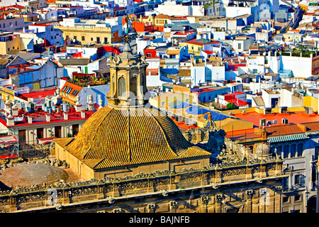 Kuppel der Iglesia del Sagrario (Kirche) in das Gelände der Kathedrale von Sevilla und einen Blick auf die Stadt von La Giralda. Stockfoto