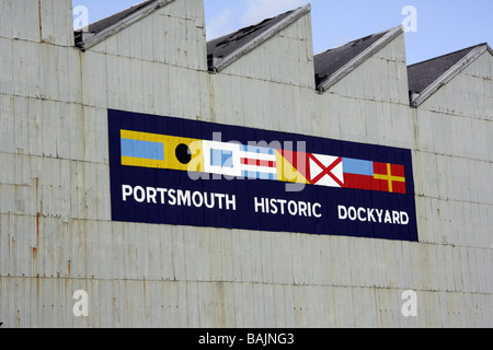 Ein Schild an der Wand eines Gebäudes in Portsmouth Historic Dockyard, Hampshire, UK Stockfoto