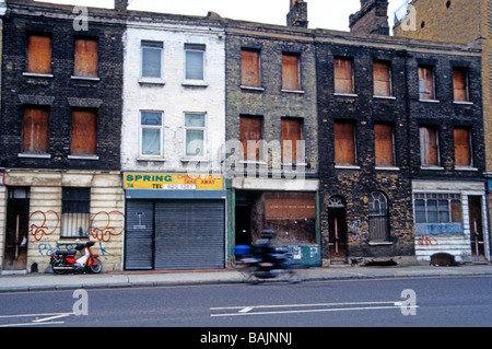 Leere viktorianische Reihenhäuser, die im Süden Londons, England, untergebracht sind Stockfoto