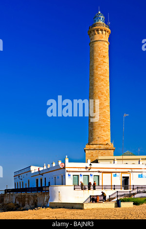 Leuchtturm, Punta del Perro in der Stadt von Chipiona, gesehen vom Playa de Regla (Strand), Costa De La Luz, Provinz Cádiz, Andalusien Stockfoto