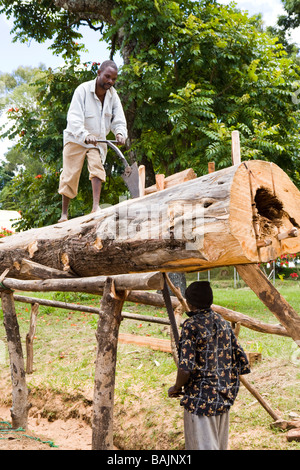 Grube Sägen ein Protokoll am Flugfeld, Malawi, Afrika Stockfoto