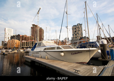 Yachten ankern in Ipswich Marina mit neuen Luxus-Mehrfamilienhäuser gebaut im Hintergrund Stockfoto