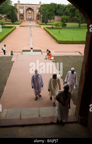 Besucher betreten das Grab von Kaiser Humayun (Humayun Mausoleum) aus West-Tor. Delhi, Indien. Stockfoto