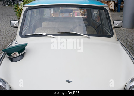militärische Hut auf Trabant Auto Checkpoint Charlie Berlin Stockfoto