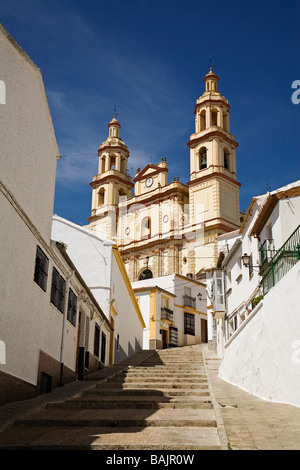 Typische Straße und Kirche von Nuestra Señora De La Encarnación in Olvera weißen Dörfer in Andalusien Sierra de Cadiz Stockfoto