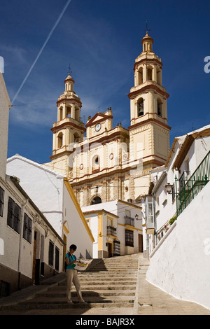 Typische Straße und Kirche von Nuestra Señora De La Encarnación in Olvera weißen Dörfer in Andalusien Sierra de Cadiz Stockfoto